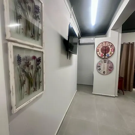 아파트 Dionisia Sunshine View House With Gym