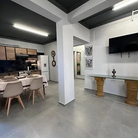 아파트 Dionisia Sunshine View House With Gym